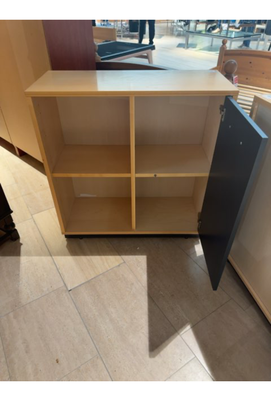 Kommode i stilrent design med grå låge i v. Side